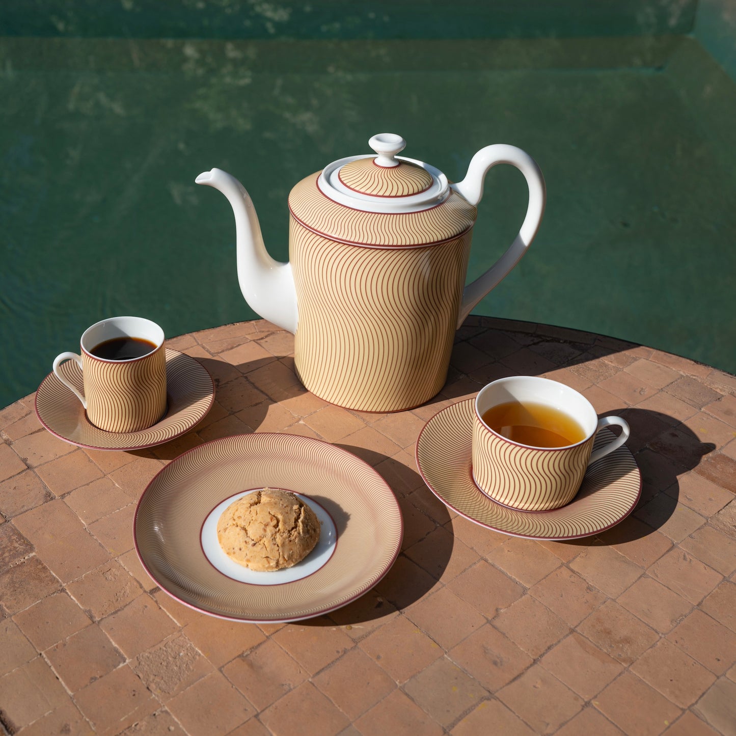 Tea cup with saucer - Illusion