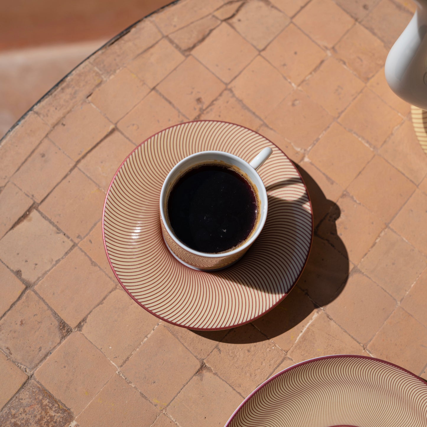 Coffee cup with saucer - Illusion