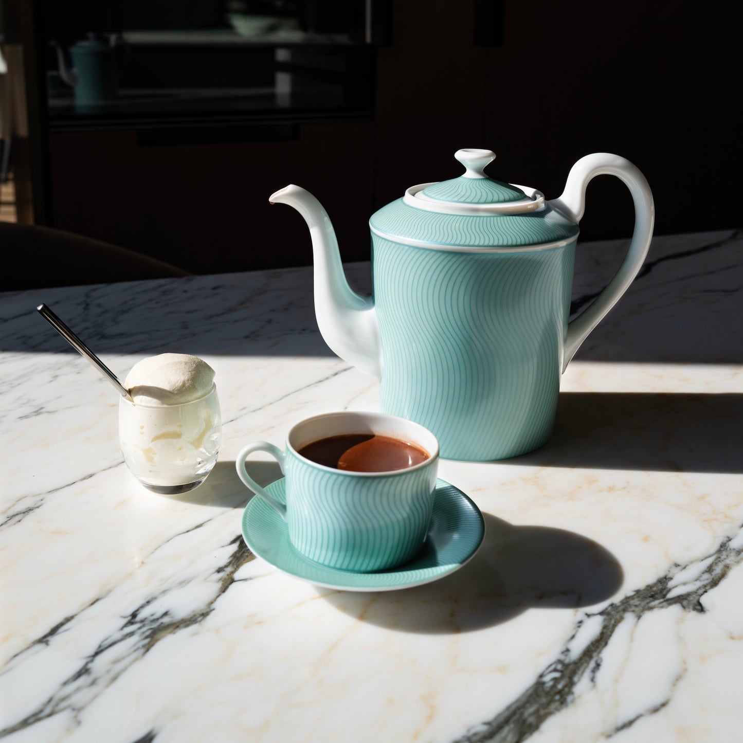 Tea cup with saucer - Illusion