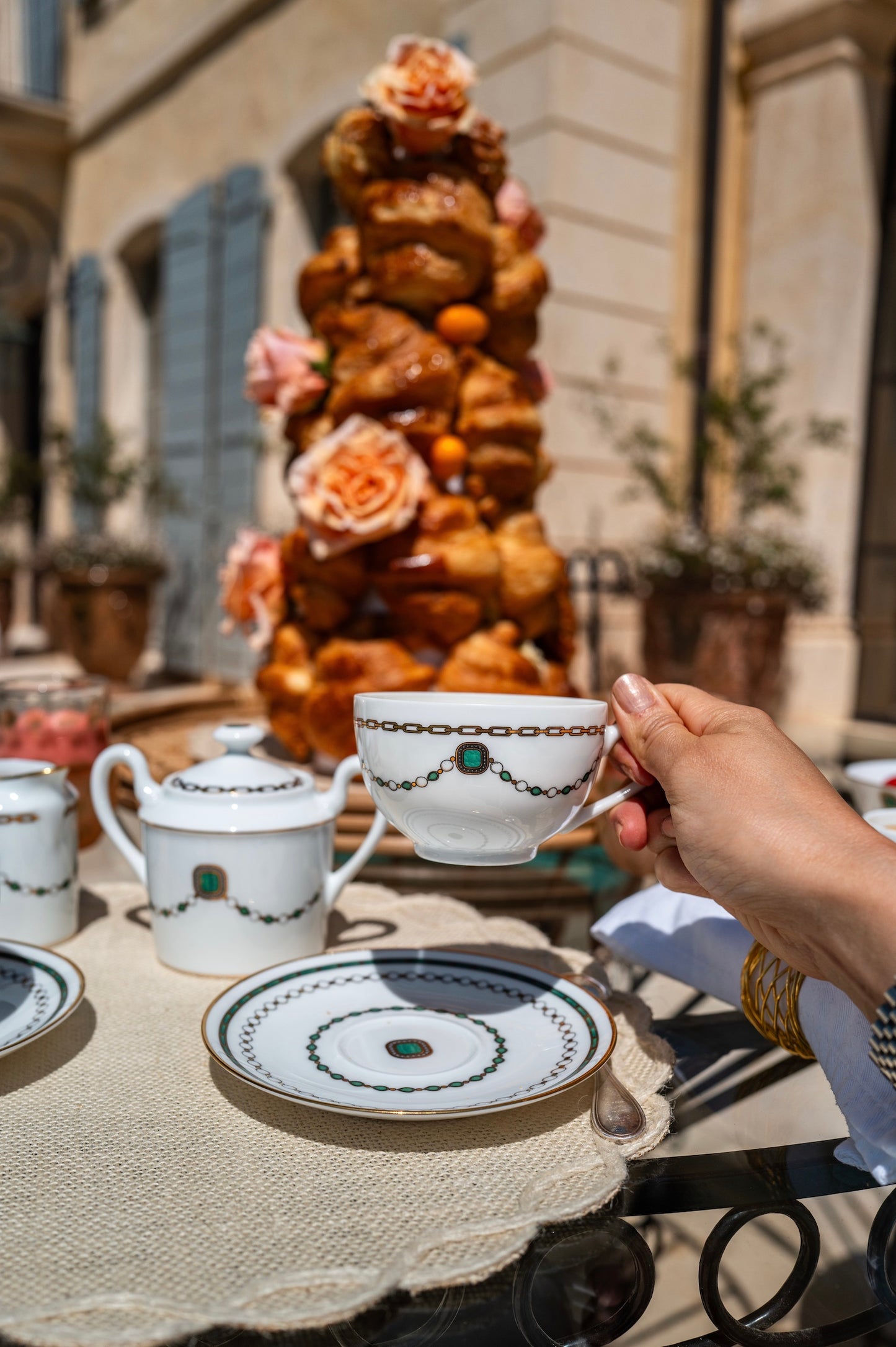 Tasse à thé avec la soucoupe - Bijoux Émeraudes