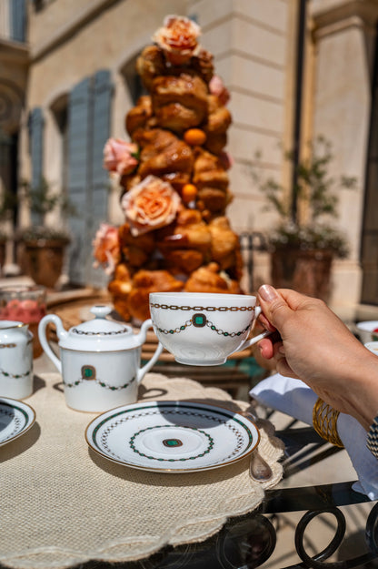 Tasse à thé avec la soucoupe - Bijoux Émeraudes