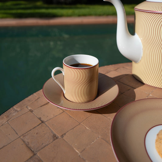 Coffee cup with saucer - Illusion
